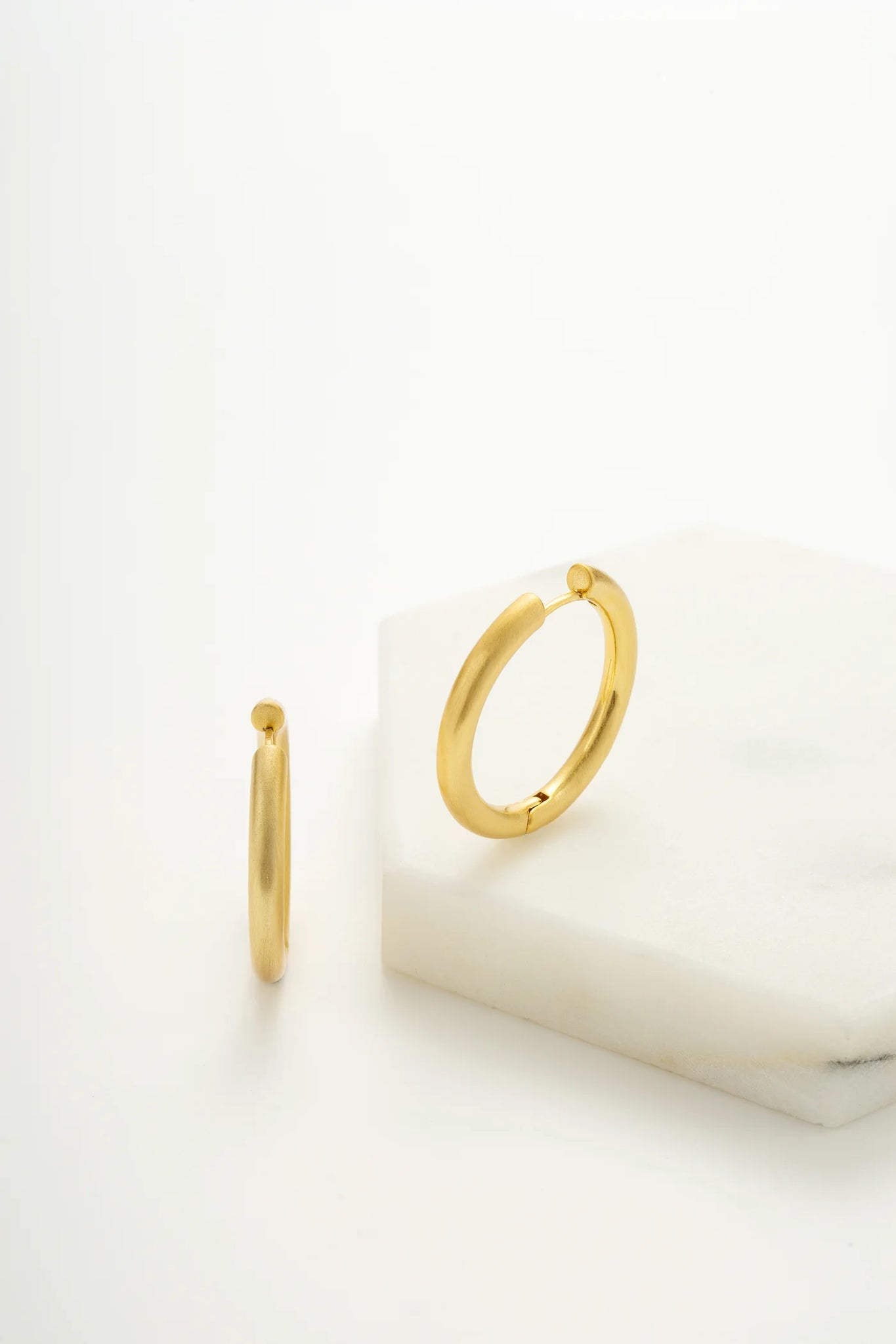 ZAFINO - Kendall Brushed Hoop - Large / Gold